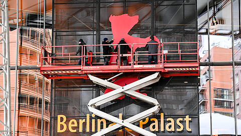 Vorbereitungen am Berlinale-Palast am Potsdamer Platz. Die 72. Internationalen Filmfestspiele finden trotz steigender Corona-Zahlen vom 10. bis 20. Februar 2022 statt. Die Verleihung der Goldenen und Silbernen Bären ist für den 16. Februar geplant.