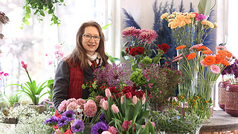 Sabine Oswald, geborene Wildgruber, arbeitet im Blumenladen, den einst ihre Großmutter Ende der 60er übernommen hatte. Ab Sonntag ist hier Schluss.