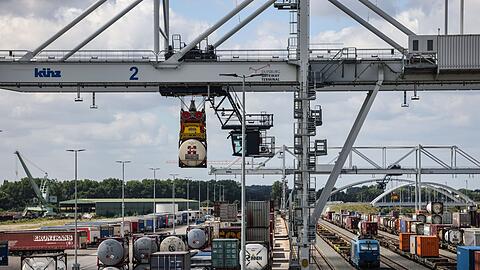 Das neue Duisburg Gateway Terminal soll eines Tages klimaneutral betrieben werden - mit Hilfe von Solarenergie und grünem Wasserstoff, der in Brennstoffzellen und Blockheizkraftwerken zum Einsatz kommt.