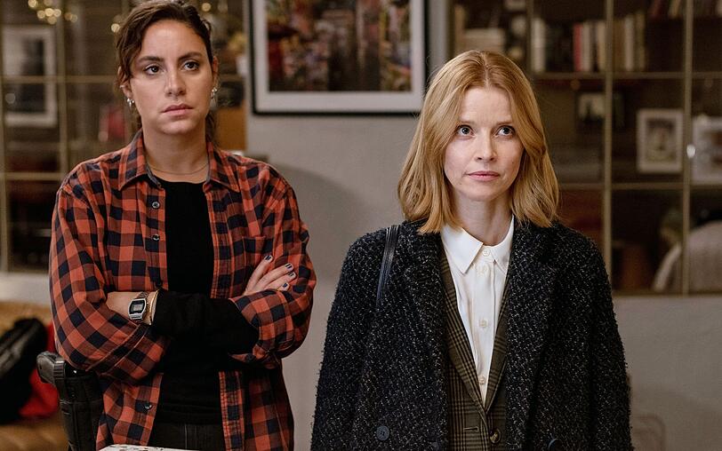 Die energisch-emotionale Mila Sahin (Almila Bagriacik, links) und die eher steife Kriminalpsychologin Elli Krieger (Karoline Schuch) kommen in Teil der doppelten Kiel-Folge "Tatort: Unter Freunden / Unter Feinden" nun so richtig zusammen.