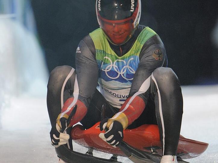 Felix Loch bremst nach dem ersten Lauf im Ziel des Whistler Sliding Centers.