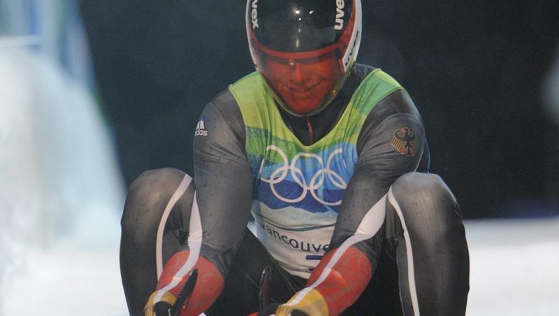 Felix Loch bremst nach dem ersten Lauf im Ziel des Whistler Sliding Centers. Felix Loch bremst nach dem ersten Lauf im Ziel des Whistler Sliding Centers.