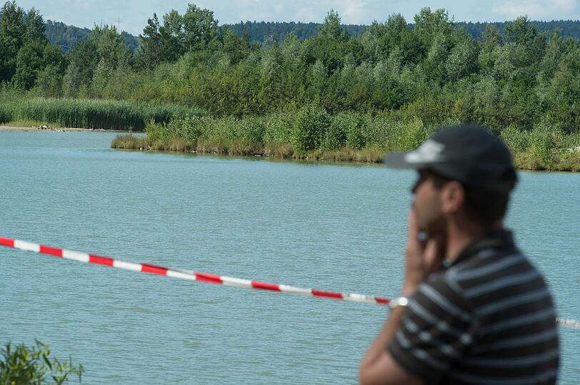 Die Suche nach dem angeblichen Krokodil in einem Schwandorfer Badesee weitet sich aus. Mehrere Taucher der Bereitschaftspolizei haben am Montag auf einem Boot die Wasseroberfläche abgesucht, um dem Reptil auf die Spur zu kommen.