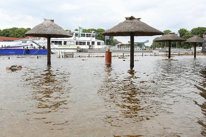 Erstmal keine Strandparty: Ein Restaurant im Hafen von Dömitz (Mecklenburg-Vorpommern.