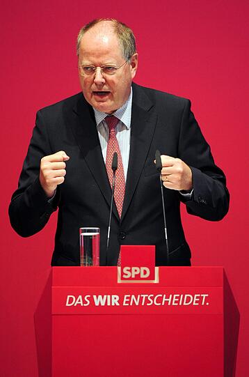Licht und viel Schatten prägen die Körpersprache von SPD-Kanzlerkandidat Peer Steinbrück. So hat er keine Chance gegen Frau Merkel.