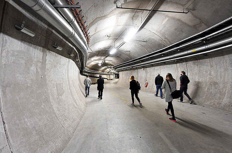 Ein Betontunnel verbindet unterirdisch die kleine mit der großen Olympiahalle.