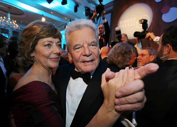 Bundespräsident Joachim Gauck und seine Lebensgefährtin Daniela Schadt beim Tanz vor der Presse.