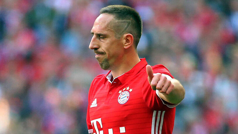 FRANCK RIBERY - Note 2: Robbens Gegenpart auf der linken Außenbahn ist sogar schon ein Jahr älter, im Kader für die kommende Saison aber ebenso fest eingeplant. Ribéry erhielt von Coach Carlo Ancelotti regelmäßig Pausen, in den großen Spielen war der Franzose gesetzt. Und meist stark. Fünf Tore und vor allem 18 Vorlagen sind eine sehr gute Bilanz für Ribéry, der auf der Meisterparty als Einheizer glänzte. Nicht so schön: Sein teils beleidigtes Verhalten nach Auswechslungen. Er und Ancelotti müssen sich noch finden.