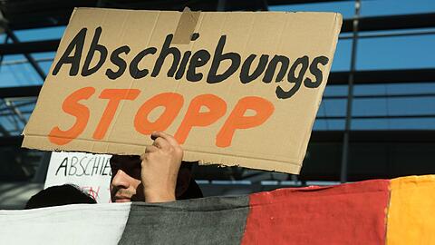 Abschiebe-Gegner protestieren am Flughafen in Düsseldorf.