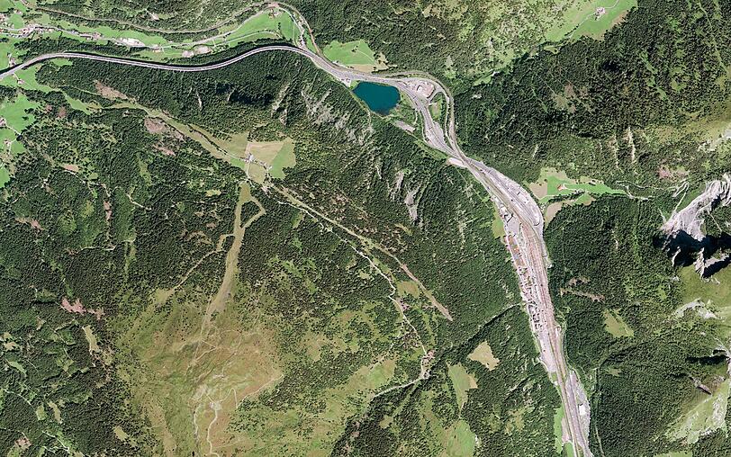 Der Brenner: Seit 1918 Grenze zwischen Österreich und Italien - und heute der meistbefahrene Alpenübergang. Neun Millionen Pkw und 2,3 Millionen Lkw passierten im Vorjahr den Brenner.