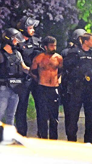 Bilder vom großen Polizeieinsatz in Riem: Nach einem Streit bedrohte ein Bewohner einer Asylbewerberunterkunft die Beamten mit einem Messer.