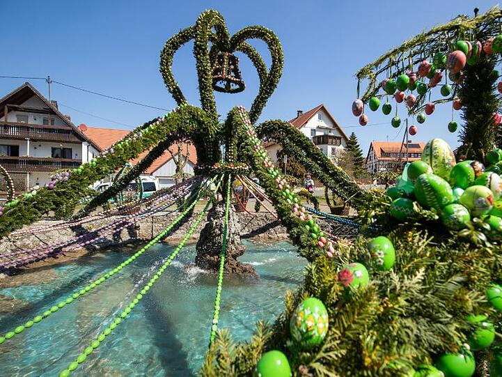 Zahlreiche bunte Eier schmücken den Osterbrunnen in der Stadt. Foto: Daniel Karmann