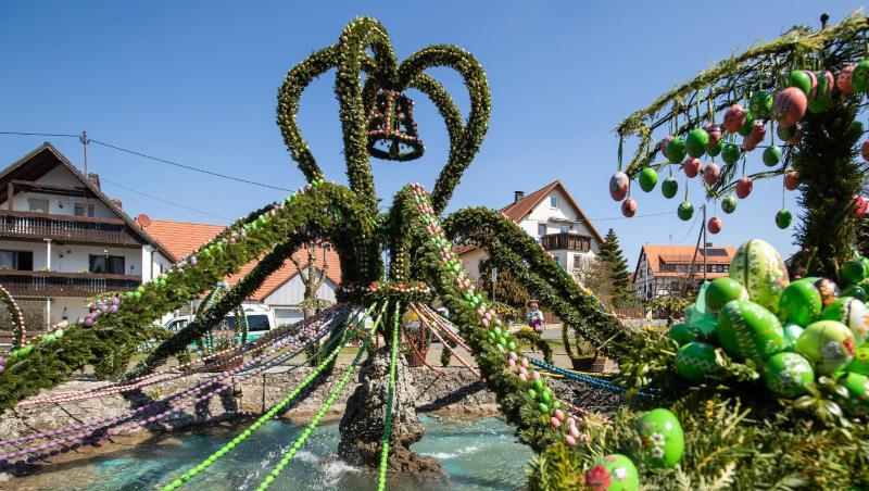 Zahlreiche bunte Eier schmücken den Osterbrunnen in der Stadt. Foto: Daniel Karmann Zahlreiche bunte Eier schmücken den Osterbrunnen in der Stadt. Foto: Daniel Karmann