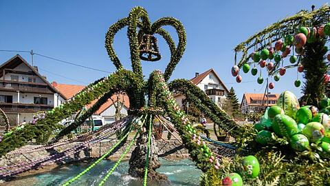 Zahlreiche bunte Eier schmücken den Osterbrunnen in der Stadt. Foto: Daniel Karmann