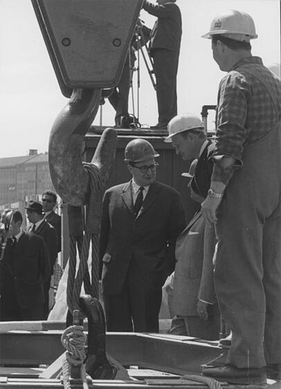 Am 18. April 1966 stattet der damalige Oberbürgermeister Hans-Jochen Vogel dem Stachus zum Baubeginn einen Besuch ab. Am 18. April 1966 stattet der damalige Oberbürgermeister Hans-Jochen Vogel dem Stachus zum Baubeginn einen Besuch ab.