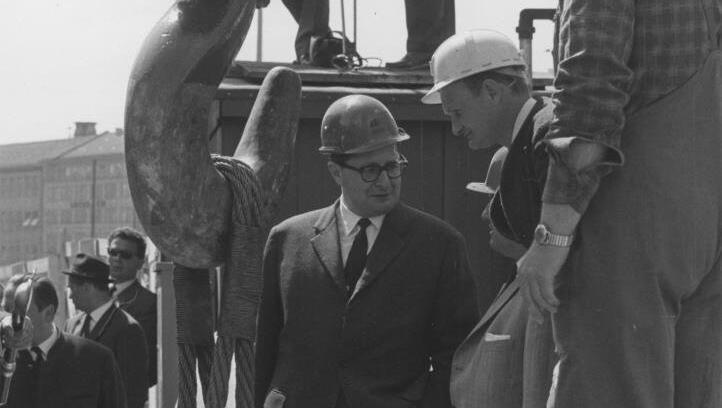 Am 18. April 1966 stattet der damalige Oberbürgermeister Hans-Jochen Vogel dem Stachus zum Baubeginn einen Besuch ab.