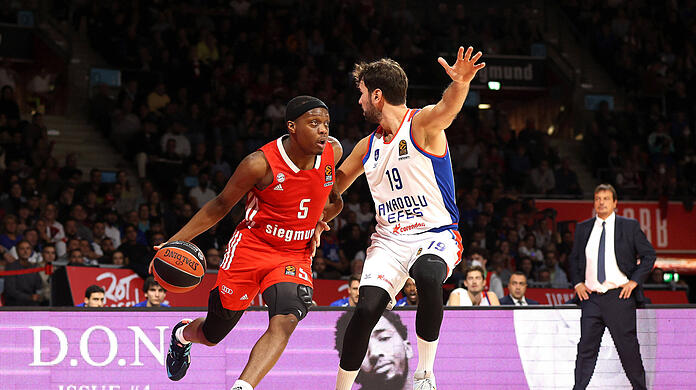 Cassius Winston (links) war mit 16 Punkten bester Bayern-Korbjäger - hier setzt er sich gegen Bugrahan Tuncer durch.