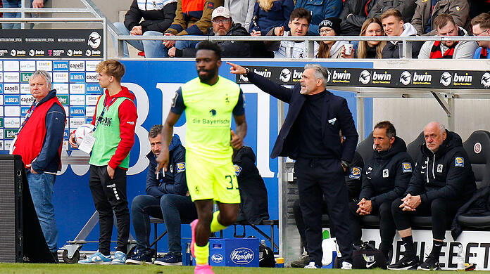 Maurizio Jacobacci gestikulierte während des Spiels in Richtung Joseph Boyamba.