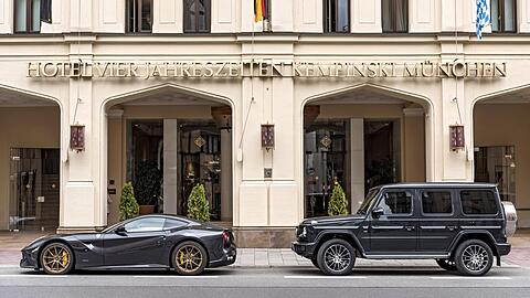 Ein Ferrari und ein Mercedes parken vor dem Hotel Vier Jahreszeiten. Für den Besitzer des SUV könnte es in Zukunft deutlich teurer werden, sein Fahrzeug in der Innenstadt abzustellen - vorausgesetzt, die Deutsche Umwelthilfe hat mit ihrem Antrag Erfolg.