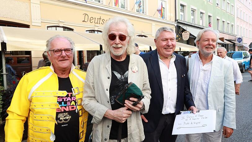 Herbi Hauke (Rockmuseum), Musikproduzent Reinhold Mack mit Dietmar Holzapfel und Autor Nicola Bardola (v.l.). Herbi Hauke (Rockmuseum), Musikproduzent Reinhold Mack mit Dietmar Holzapfel und Autor Nicola Bardola (v.l.).