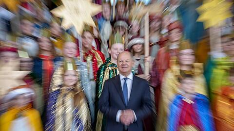 Seine Sozialdemokraten hoffen auf eine Aufholjagd wie 2021, als Olaf Scholz als vermeintlicher Außenseiter ins Kanzleramt einzog. Ein bisschen Sternsinger-Unterstützung dürfte da nicht schaden.