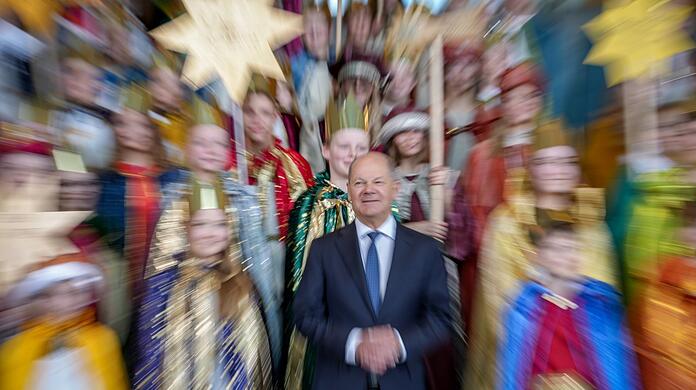 Seine Sozialdemokraten hoffen auf eine Aufholjagd wie 2021, als Olaf Scholz als vermeintlicher Außenseiter ins Kanzleramt einzog. Ein bisschen Sternsinger-Unterstützung dürfte da nicht schaden.