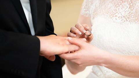 Wenn Frauen heiraten, sackt ihr Einkommen oft ab. (Symbolbild)