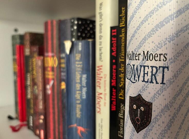 "Qwert", der neue Roman von Autor Walter Moers neben weiteren seiner Werke in einem Regal.
