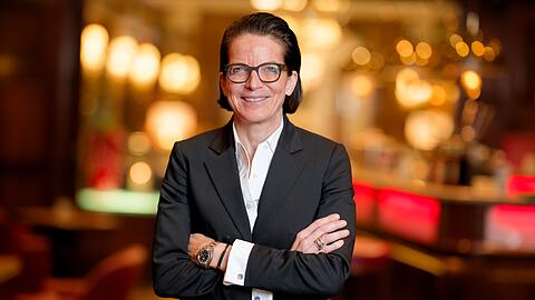 Die 57-J&auml;hrige singt Schlager im Playback, tanzt mit ihren Angestellten und erkl&auml;rt die Arbeit im Hotel.