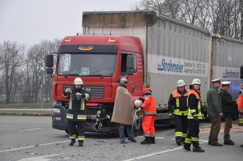 Zu einem Verkehrsunfall kam auf der B299 höhe Erharting: Ein PKW Fahrer wollte von Erharting kommend auf die B299 fahren und übersah dabei einen LKW. Im Kreuzungsbereich kam es zum Zusammenstoß. Dabei wurde der Fahrer des PKW mittelschwer verletzt. Er kam in ein Mühldorfer Krankenhaus.