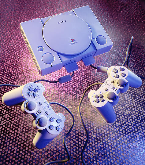 Für geübte Hände wurde der Computer auch schnell zum Freizeitspaß: Die Sony Playstation, 1999. Doch schon bald wollte man seine "Spielgefährten" auch unterwegs verwenden können...