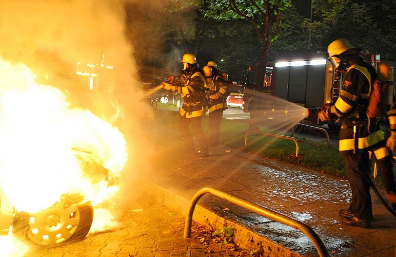 Warum in der Nacht zum Mittwoch in der Rablstraße zwei Ford ausgebrannt sind, ist noch nicht bekannt. Rund 40.000 Euro Schaden entstanden laut Feuerwehr.