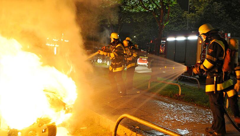 Warum in der Nacht zum Mittwoch in der Rablstraße zwei Ford ausgebrannt sind, ist noch nicht bekannt. Rund 40.000 Euro Schaden entstanden laut Feuerwehr. Warum in der Nacht zum Mittwoch in der Rablstraße zwei Ford ausgebrannt sind, ist noch nicht bekannt. Rund 40.000 Euro Schaden entstanden laut Feuerwehr.
