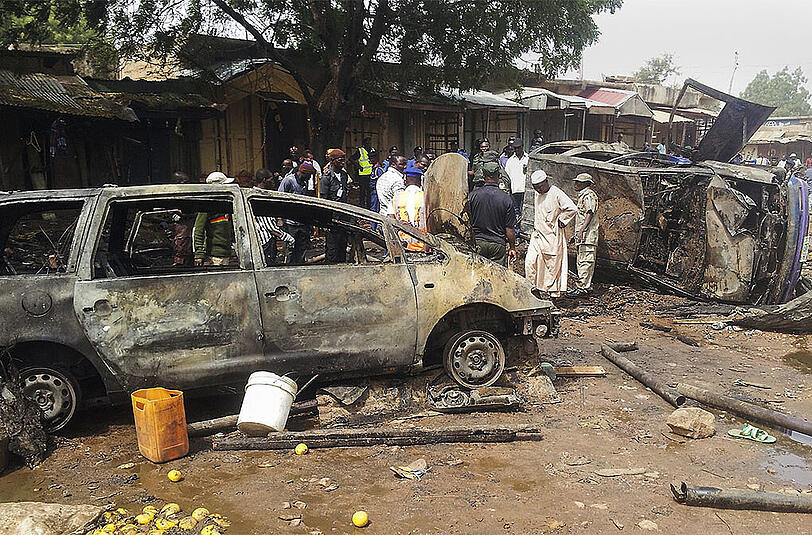 Ein zerstörter Wagen nach einem Anschlag der Islam-Fanatiker der Boko Haram in Nigeria.