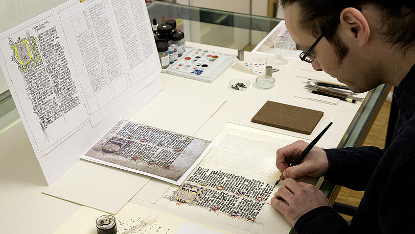 Papierrestaurator Jan Braun bei der Abschrift des Prunner Codex. Papierrestaurator Jan Braun bei der Abschrift des Prunner Codex.