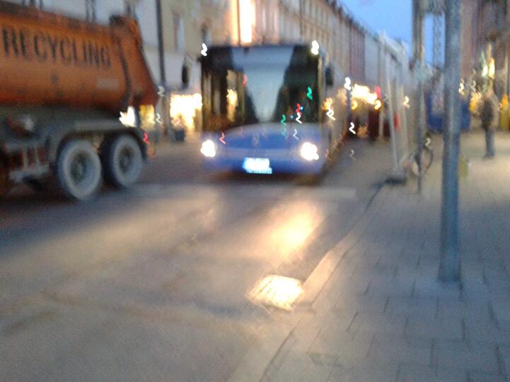 In der Abenddämmerung: Der Bus kann endlich wieder durchfahren. Der Stau löst sich auf.