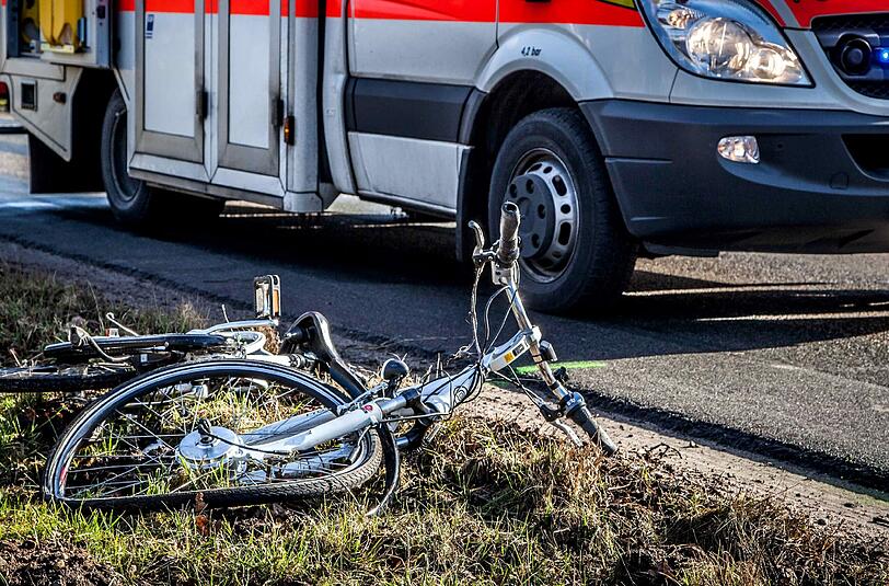 Unfall in Pasing: Ein kleiner Junge wird auf der Volmstraße von einem Auto erfasst und gegen einen geparkten Wagen geschleudert. (Archivbild)