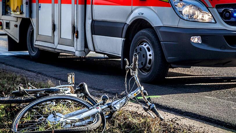 Unfall in Pasing: Ein kleiner Junge wird auf der Volmstraße von einem Auto erfasst und gegen einen geparkten Wagen geschleudert. (Archivbild) Unfall in Pasing: Ein kleiner Junge wird auf der Volmstraße von einem Auto erfasst und gegen einen geparkten Wagen geschleudert. (Archivbild)
