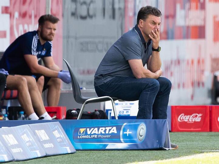 Trainer Dieter Hecking will beim HSV bleiben - auch im Falle des Nicht-Aufstiegs.