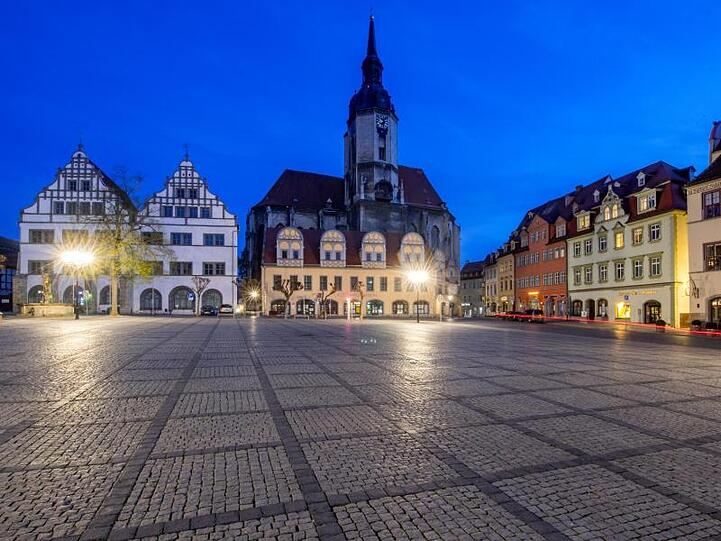 Der menschenleere Markt in Naumburg am Abend.