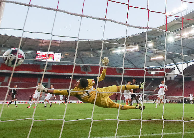 12. Saisontor: Lewandowski hat beim 1:1 gegen Bremen eine Torpause, gegen den VfB Stuttgart trifft er (l) aber natürlich wieder. Die Bayern gewinnen am Ende mit 3:1.