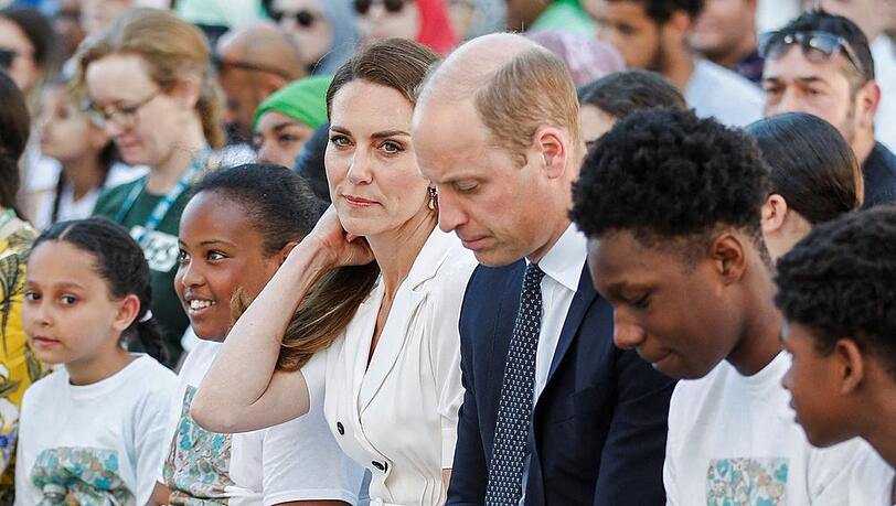 Herzogin Kate und Prinz William während einer Gedenkfeier am Fuße des Grenfell Tower.