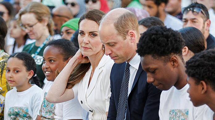 Herzogin Kate und Prinz William während einer Gedenkfeier am Fuße des Grenfell Tower.