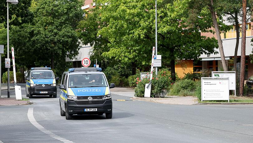 Der Mann soll sich noch während seines Ausgangs ins Ausland abgesetzt haben. Seit Sonntag ist er wieder in der Forensischen Psychiatrie in Erlangen untergebracht. Der Mann soll sich noch während seines Ausgangs ins Ausland abgesetzt haben. Seit Sonntag ist er wieder in der Forensischen Psychiatrie in Erlangen untergebracht.