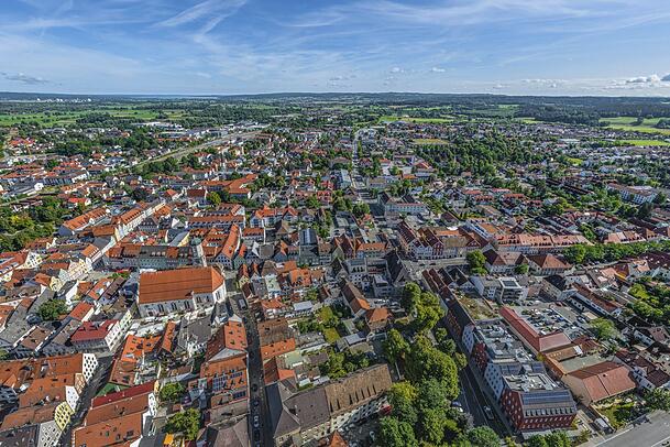 Von oben schaut‘s idyllisch aus, doch unter den Wolken gärt es: Weilheim. Von oben schaut‘s idyllisch aus, doch unter den Wolken gärt es: Weilheim.