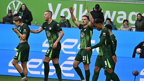 Brachte den VfL Wolfsburg in F&uuml;hrung: Ersatz-Kapit&auml;n Yannick Gerhardt (3.v.l.)