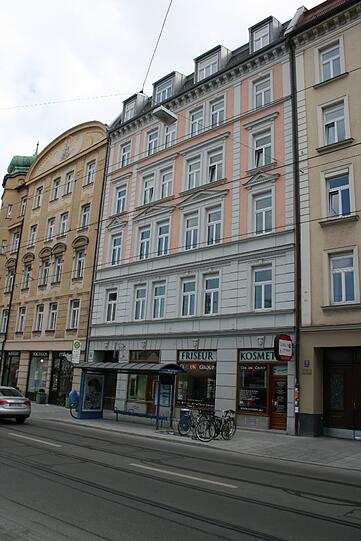 Aufwertung für den Wiener Platz - Restauriert nach altem Foto: Innere Wiener Straße 44 (Haidhausen): Dieses Neurenaissance-Mietshaus (Ende 19. Jahrhundert) wurde nach einer alten Fotografie aus dem Jahre 1910 aufwändig restauriert. Der Eigentümer ließ die fehlenden Stuckarbeiten originalgetreu wieder anbringen, die Fenster und Eingangstür ersetzen und die Ladenelemente in Eichenholz erneuern.