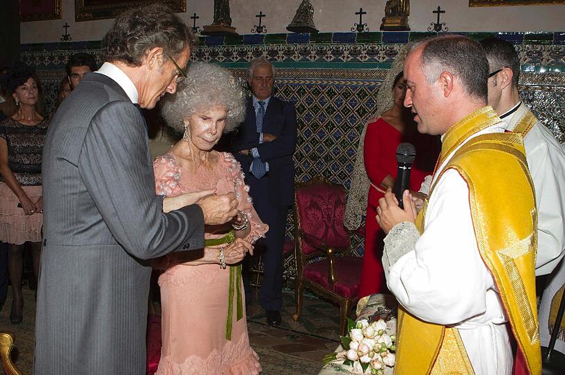 Nicht schön, aber reich und ab 5. Oktober wieder unter der Haube ist diese Dame von reifen 85 Jahren: Die Herzogin von Alba, mit vollem Namen Cayetana Fitz James Stuart, heiratet...