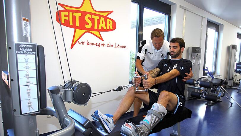 Hier trägt der Löwen-Star noch seinen Spezialschuh. Jetzt ist er das Ding endlich los, wie er sagt. Hier trägt der Löwen-Star noch seinen Spezialschuh. Jetzt ist er das Ding endlich los, wie er sagt.