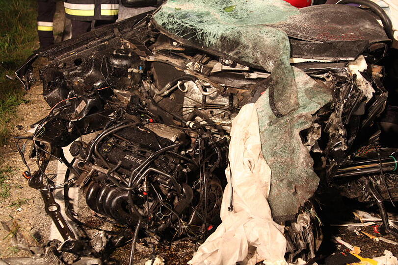 In der Nacht von Dienstag auf Mittwoch ereignete sich ein schlimmer Verkehrsunfall. Die B15 bei Rosenheim war vier Stunden gesperrt.